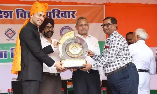 उत्कृष्ट प्रदर्शन करने पर विद्युत विभाग के अधीक्षण अभियंता एवं कार्यपालन अभियंता सम्मानित