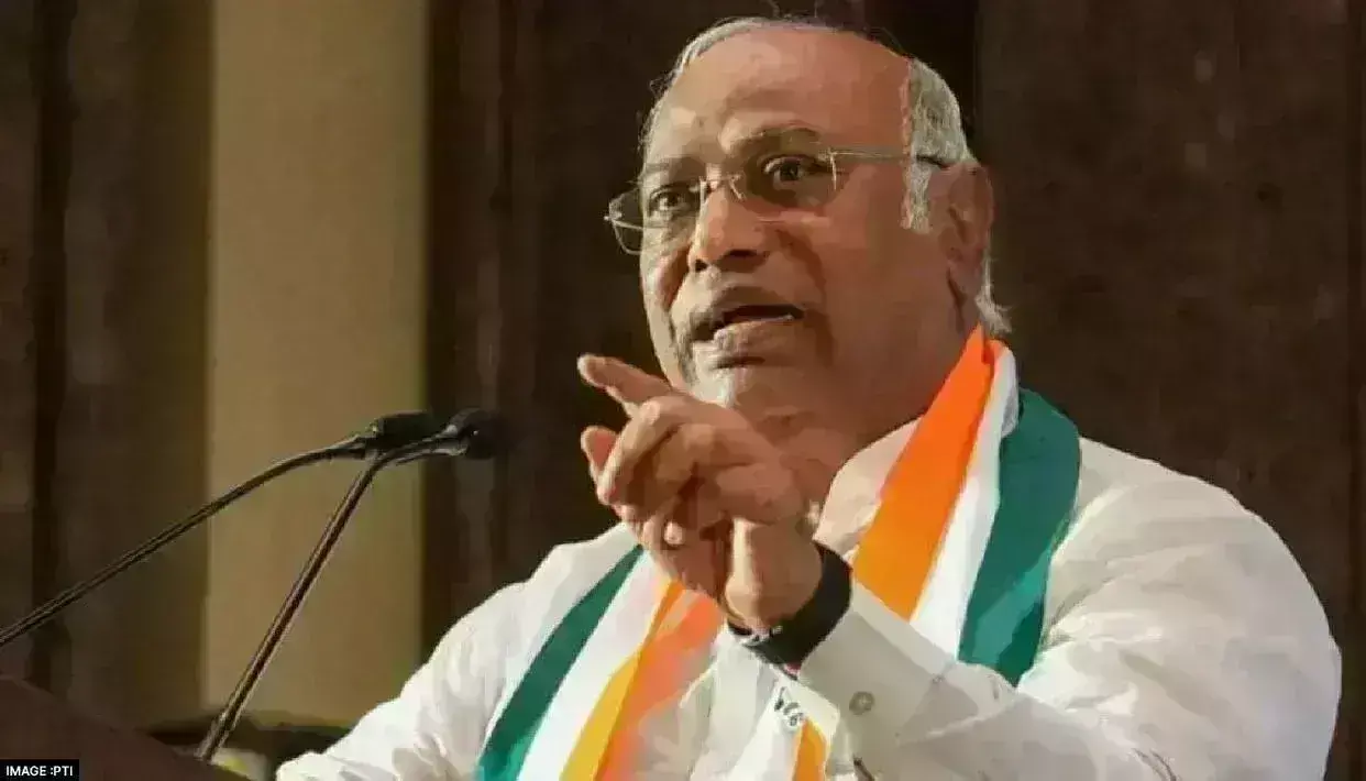 बेटी बचाओ अभियान का पैसा विज्ञापन पर हो रहा खर्च, देश में महिला पहलवान तक सुरक्षित नहीं हैं - खड़गे