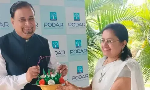 स्वतंत्रता दिवस समारोह, डॉ उदय बोधनकर की छात्रों और अभिभावकों से स्क्रीन टाइम कम करने की अपील स्वतंत्रता दिवस समारोह, डॉ उदय बोधनकर की छात्रों और अभिभावकों से स्क्रीन टाइम कम करने की अपील