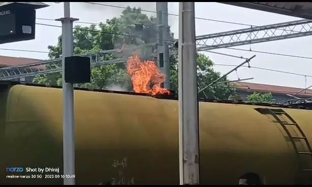 बिहार में कच्चे तेल वाली मालगाड़ी में लगी आग, बड़ा हादसा होने से बचा बिहार में कच्चे तेल वाली मालगाड़ी में लगी आग, बड़ा हादसा होने से बचा
