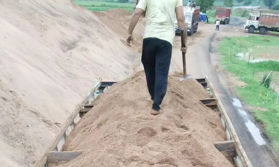 मंजूर रॉयल्टी से हजारों गुना अधिक रेत का अवैध उत्खनन मंजूर रॉयल्टी से हजारों गुना अधिक रेत का अवैध उत्खनन