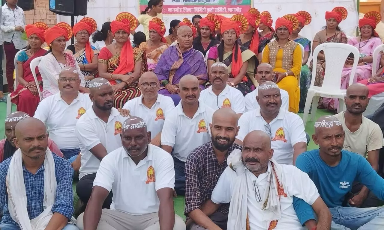 नागभीड़ जिला निर्माण की मांग को लेकर महिलाओं सहित 200 लोगों ने मुंड़वाए सिर नागभीड़ जिला निर्माण की मांग को लेकर महिलाओं सहित 200 लोगों ने मुंड़वाए सिर