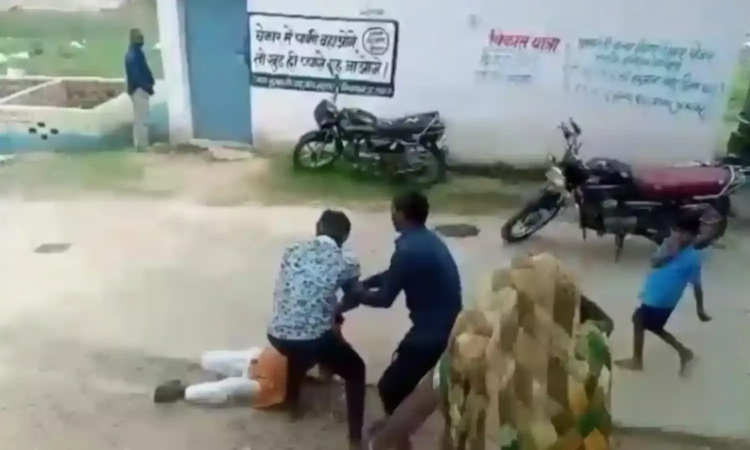 रोजगार सहायक ने की महिला आदिवासी सरपंच के पति की पिटाई