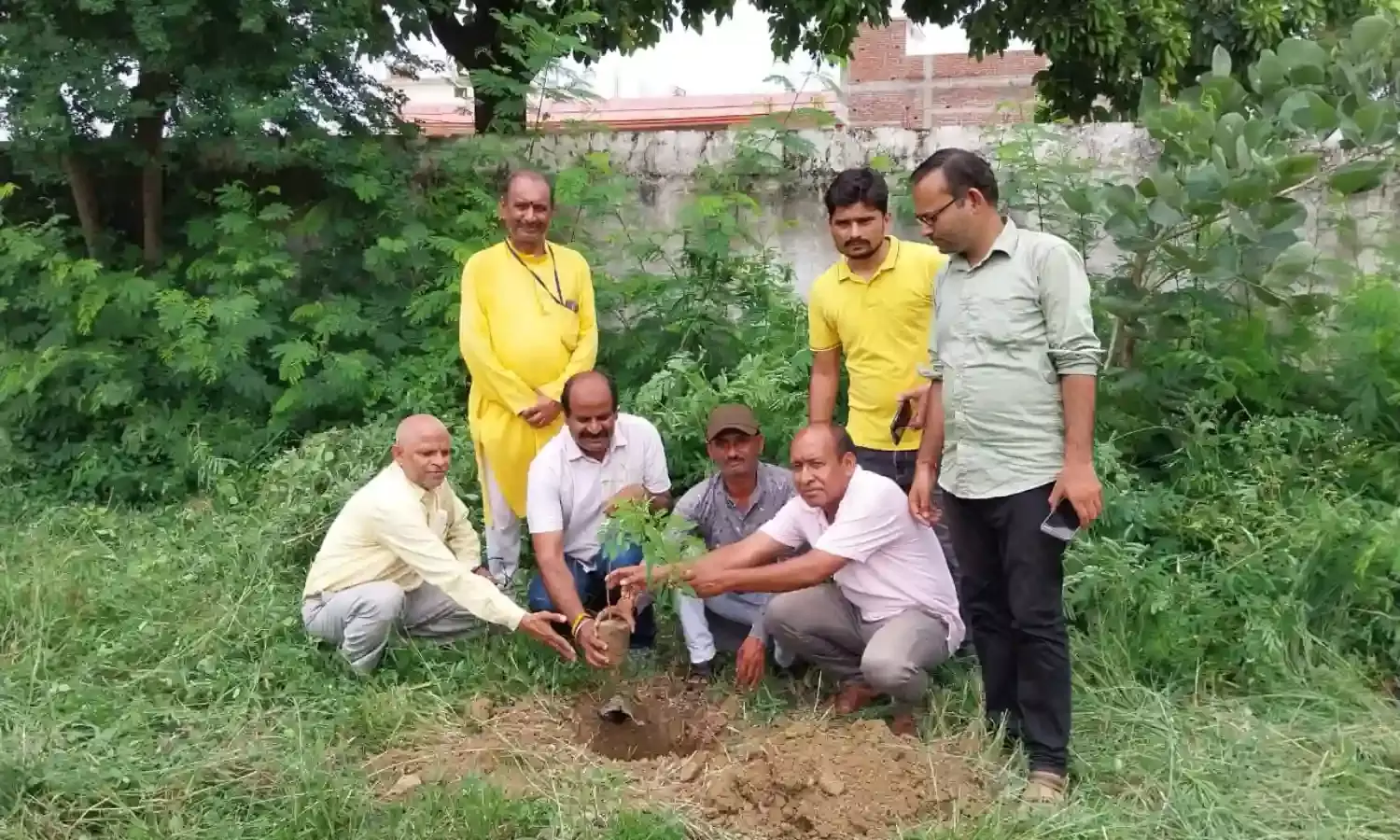 गायत्री परिवार युवा प्रकोष्ठ द्वारा महर्षि विद्यालय में किया गया वृक्षारोपण