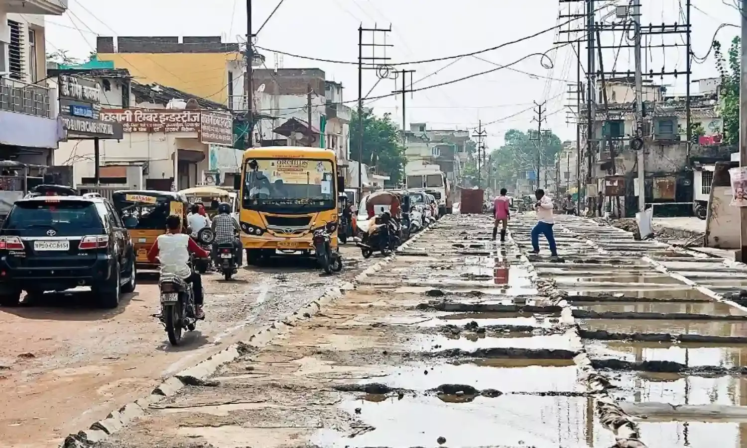 सीमेंटीकरण तो हुआ पर घट गई हर सड़क की चौड़ाई, यही बन रहीं जाम का कारण