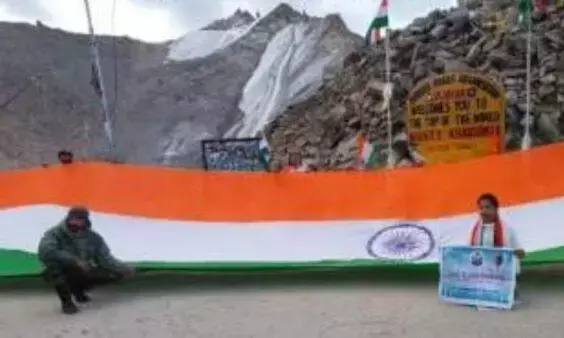 स्मिता दुर्गादास घुगे ने रचा इतिहास, रूस की सबसे ऊंची चोटी माउंट एल्ब्रस पर फहराया तिरंगा