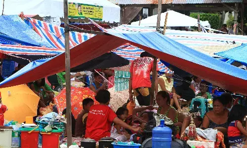 उत्तराखंड : जाखन गांव के भू-धंसाव क्षेत्र का डीएम ने किया निरीक्षण, प्रभावित परिवारों से की मुलाकात, राहत राशि के दिए चेक