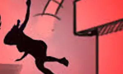 हैदराबाद में फ्लाईओवर से गिरकर महिला की मौत