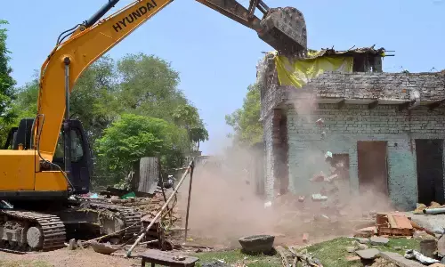 सतना में दुष्कर्म के आरोपी के मकान पर चली मशीन सतना में दुष्कर्म के आरोपी के मकान पर चली मशीन