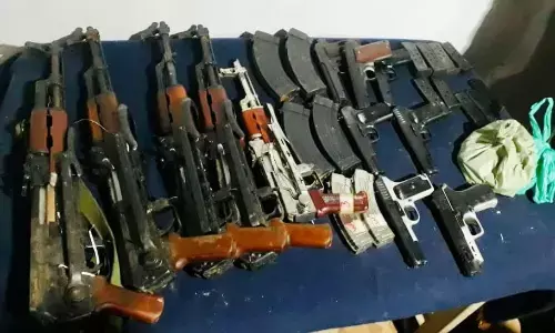 जम्मू-कश्मीर के कुपवाड़ा में भारी मात्रा में हथियार और गोला-बारूद बरामद