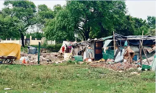 माढ़ोताल मुक्तिधाम के बाहर तन गईं झोपड़ियाँ, बढ़ रहे अवैध कब्जे