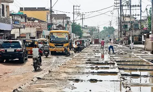 सीमेंटीकरण तो हुआ पर घट गई हर सड़क की चौड़ाई, यही बन रहीं जाम का कारण सीमेंटीकरण तो हुआ पर घट गई हर सड़क की चौड़ाई, यही बन रहीं जाम का कारण
