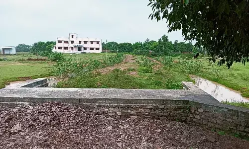 विद्यालय तक नहीं है पहुंच मार्ग, कीचडयुक्त मार्ग से निकलने को मजबूर छात्र-छात्रायें