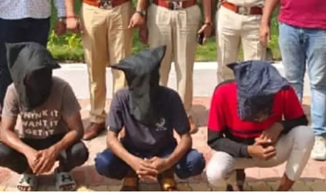 युवक को चाकू की नोंक पर लूटनेवाले तीन आरोपियों को दबोचा युवक को चाकू की नोंक पर लूटनेवाले तीन आरोपियों को दबोचा