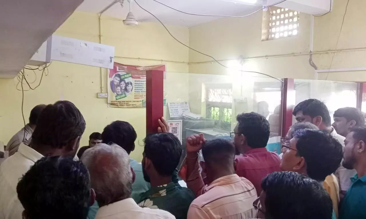 सरकारी कार्यालय में मिली शराब, अधिकारी गिरफ्तार सरकारी कार्यालय में मिली शराब, अधिकारी गिरफ्तार