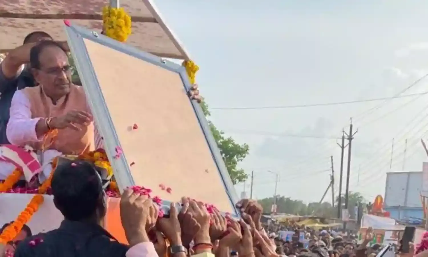 मुख्यमंत्री शिवराज सिंह ने गुनौर पहुंचकर किया चुनावी शंखनाद