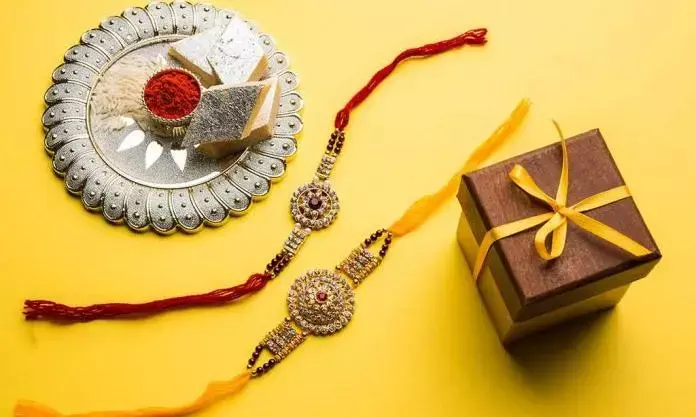 अगर रक्षाबंधन पर दूर है आपका भाई या बहन, तो इन खास राखी मैसेजेस से उन तक पहुंचाए दिल के जज्बात