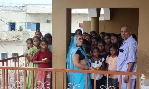 छात्रावास पहुंचकर वितरित किए फल एवं मिठाई