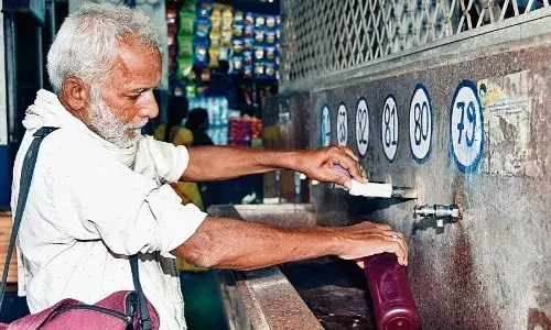 बारिश के मौसम में रेलवे स्टेशन पर बूँद-बूँद पानी काे तरसे यात्री, काॅलाेनियों में भी ठप रही जलापूर्ति