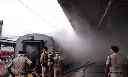 उदयन एक्सप्रेस में लगी आग उदयन एक्सप्रेस में लगी आग