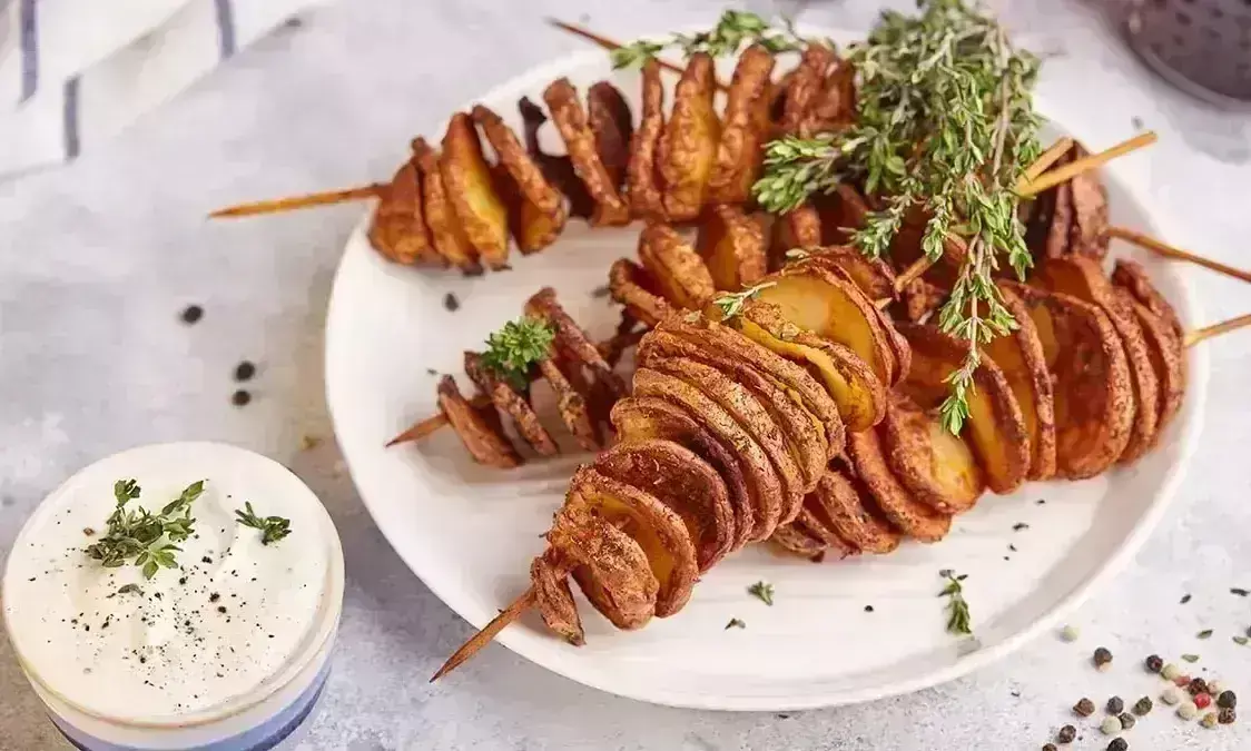 इस विकेंड घर पर बनाएं क्रिस्पी पोटैटो टॉरनेडो, इस आसान रेसिपी से