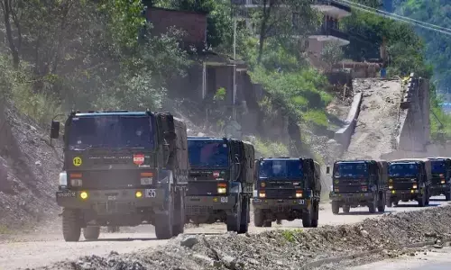 लद्दाख के लेह में गहरी खाई में गिरा सेना का वाहन, 9 जवानों की मौत, 1 घायल लद्दाख के लेह में गहरी खाई में गिरा सेना का वाहन, 9 जवानों की मौत, 1 घायल