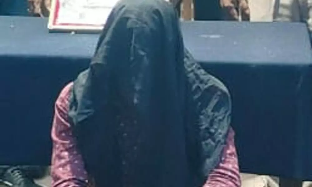 सेंधमारी करने वाले शातिर चोर को पुलिस ने पकड़ा सेंधमारी करने वाले शातिर चोर को पुलिस ने पकड़ा