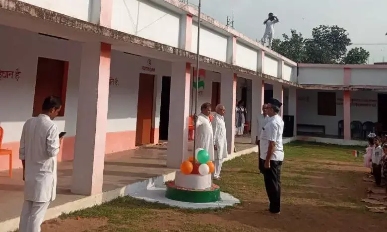 सरस्वती उच्चत्तर माध्यमिक विद्यालय में मनाया गया स्वतंत्रता दिवस