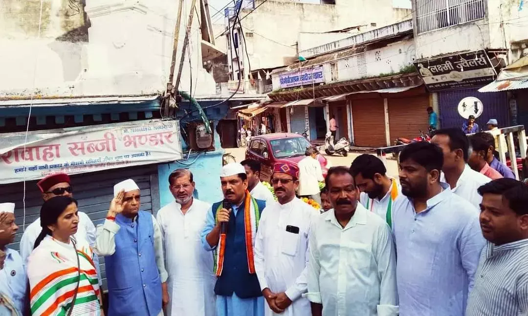 बड़ा बाजार में वरिष्ठ कांग्रेस नेता रामकिशोर मिश्रा ने किया ध्वजारोहण