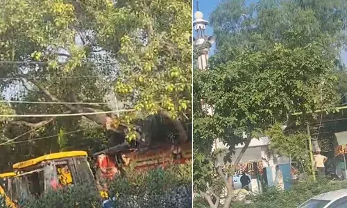 दिल्ली के झंडेवालान में मंदिर व मजार का हिस्सा तोड़ा