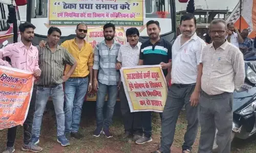 आयुष विभाग के आउट सोर्स कर्मियो ने सीएम को सौंपा ज्ञापन