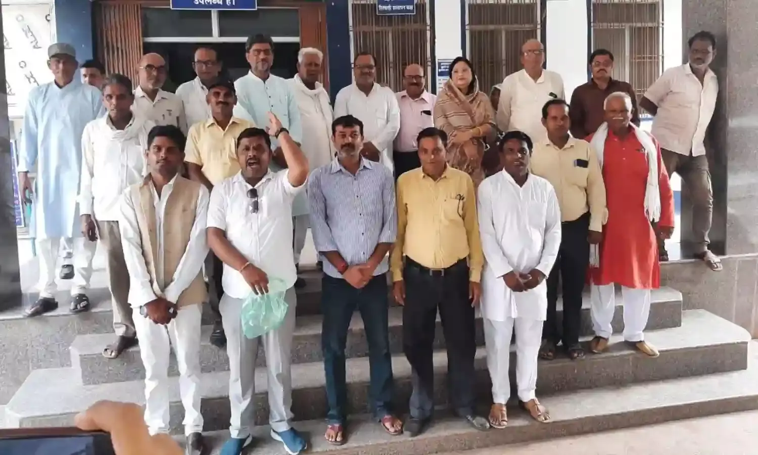 पूर्व प्रधानमंत्री की जयंती पर मरीजों को वितरित किए फल