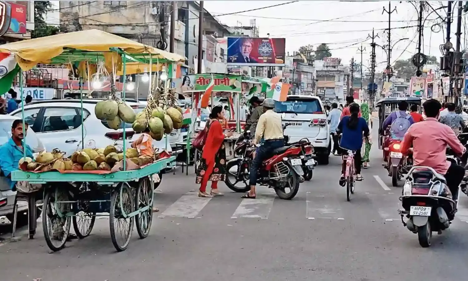 मालवीय चौक से घंटाघर की सीमा तक दशकों में सड़क चौड़ी नहीं हो सकी