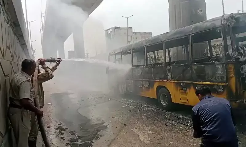 गाजियाबाद में चलती स्कूल की बस में लगी आग, बड़ी घटना टली