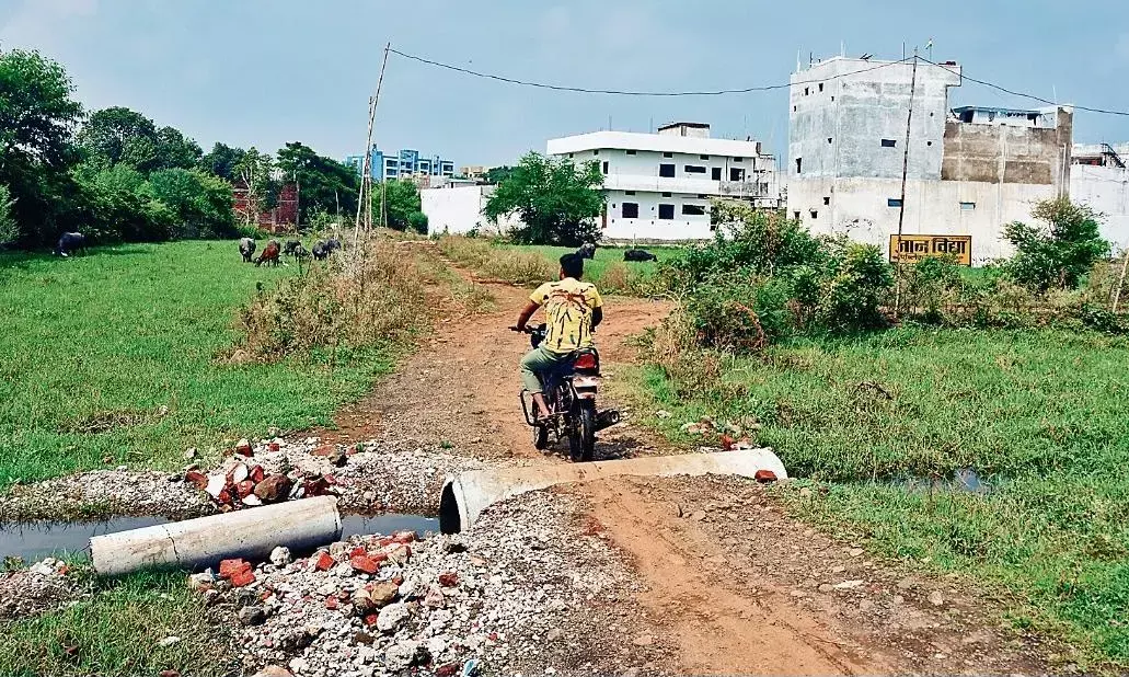शहर के बीचों-बीच बसी कॉलोनियाें में 20 साल बाद भी मूलभूत सुविधाएँ नहीं