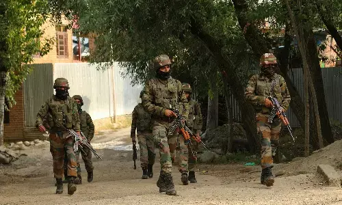 जम्मू-कश्मीर के पुलवामा में आतंकियों के साथ मुठभेड़ जारी जम्मू-कश्मीर के पुलवामा में आतंकियों के साथ मुठभेड़ जारी