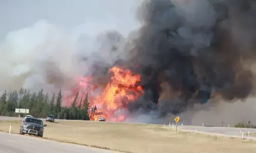जंगल की आग के कारण कनाडाई प्रांत में 30 हजार लोगों को घर खाली करने को कहा जंगल की आग के कारण कनाडाई प्रांत में 30 हजार लोगों को घर खाली करने को कहा