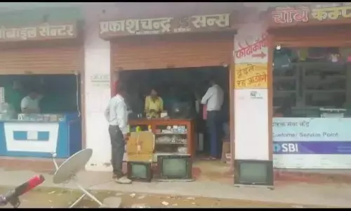 दुकान के सामने खडी बाइक चोरी