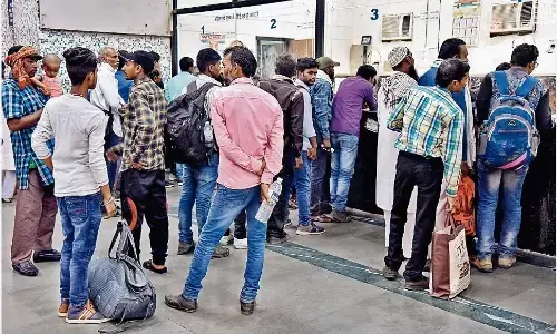 रेलवे के रिजर्वेशन और बुकिंग में कर्मचारियों का रोना