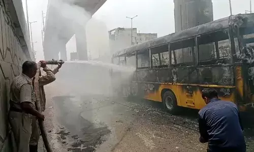 गाजियाबाद में चलती स्कूल की बस में लगी आग, बड़ी घटना टली