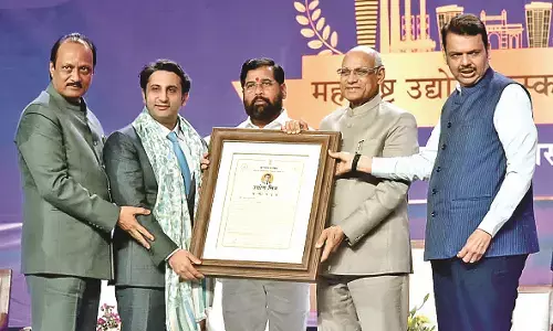 पूनावाला को मिला उद्योग मित्र, गौरी को महिला उद्योगपति और विलास शिंदे को मराठी उद्योगपति पुरस्कार पूनावाला को मिला उद्योग मित्र, गौरी को महिला उद्योगपति और विलास शिंदे को मराठी उद्योगपति पुरस्कार