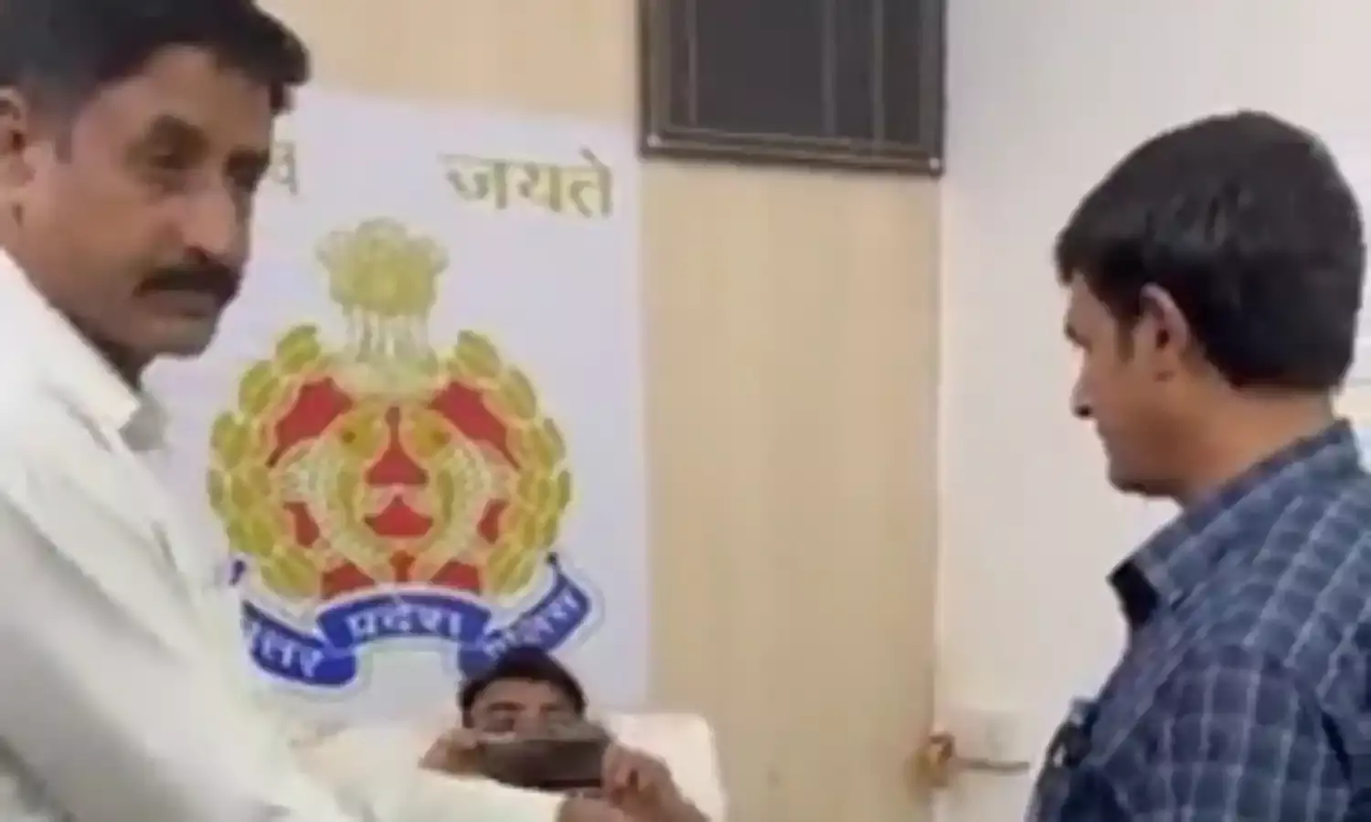 दरोगा ने थाने में 2.5 लाख के लेन-देन का बनाया वीडियो, कमिश्नर ने किया लाइन हाजिर