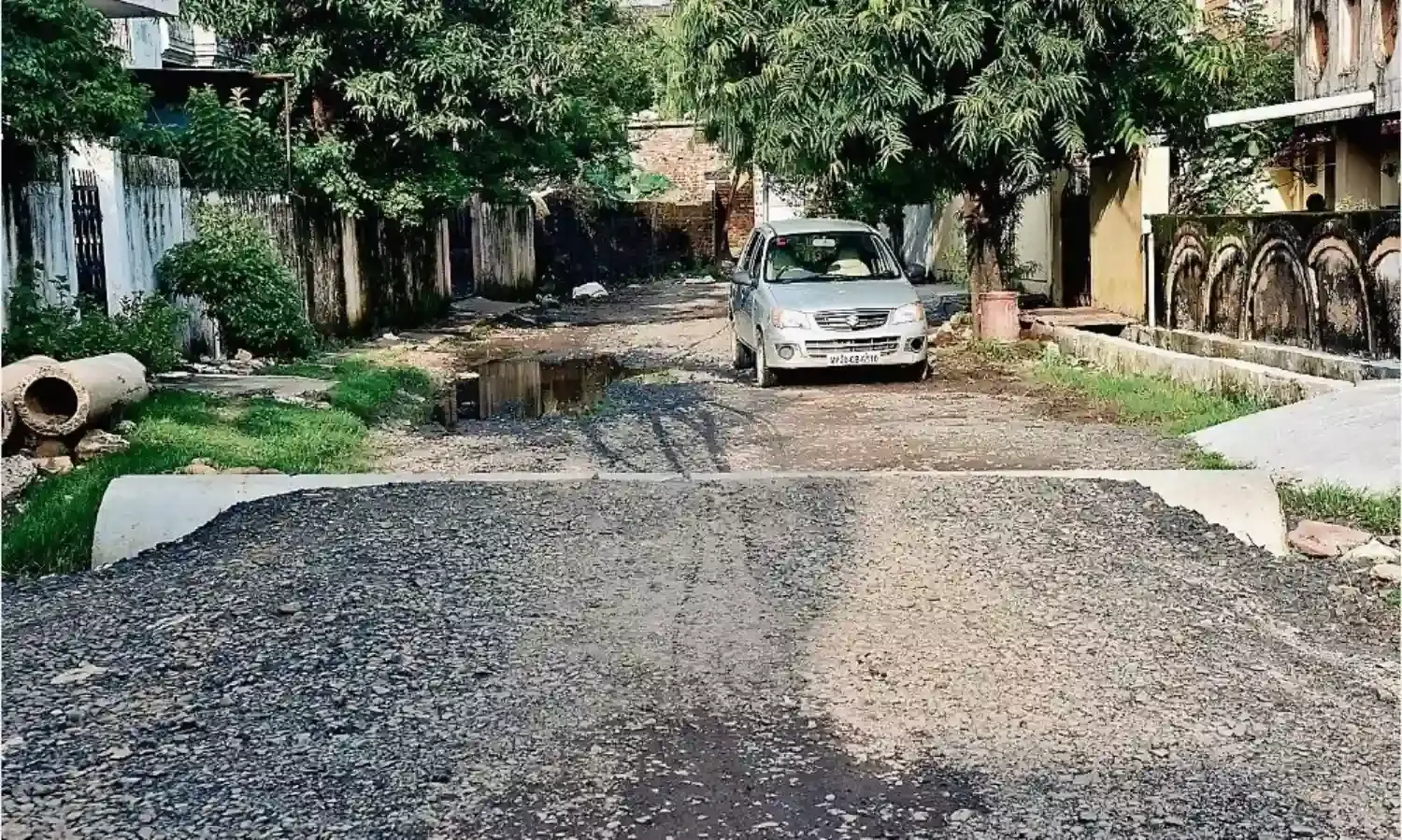 चार माह पहले खोदी सड़क फिर बंद कर दिया गया काम
