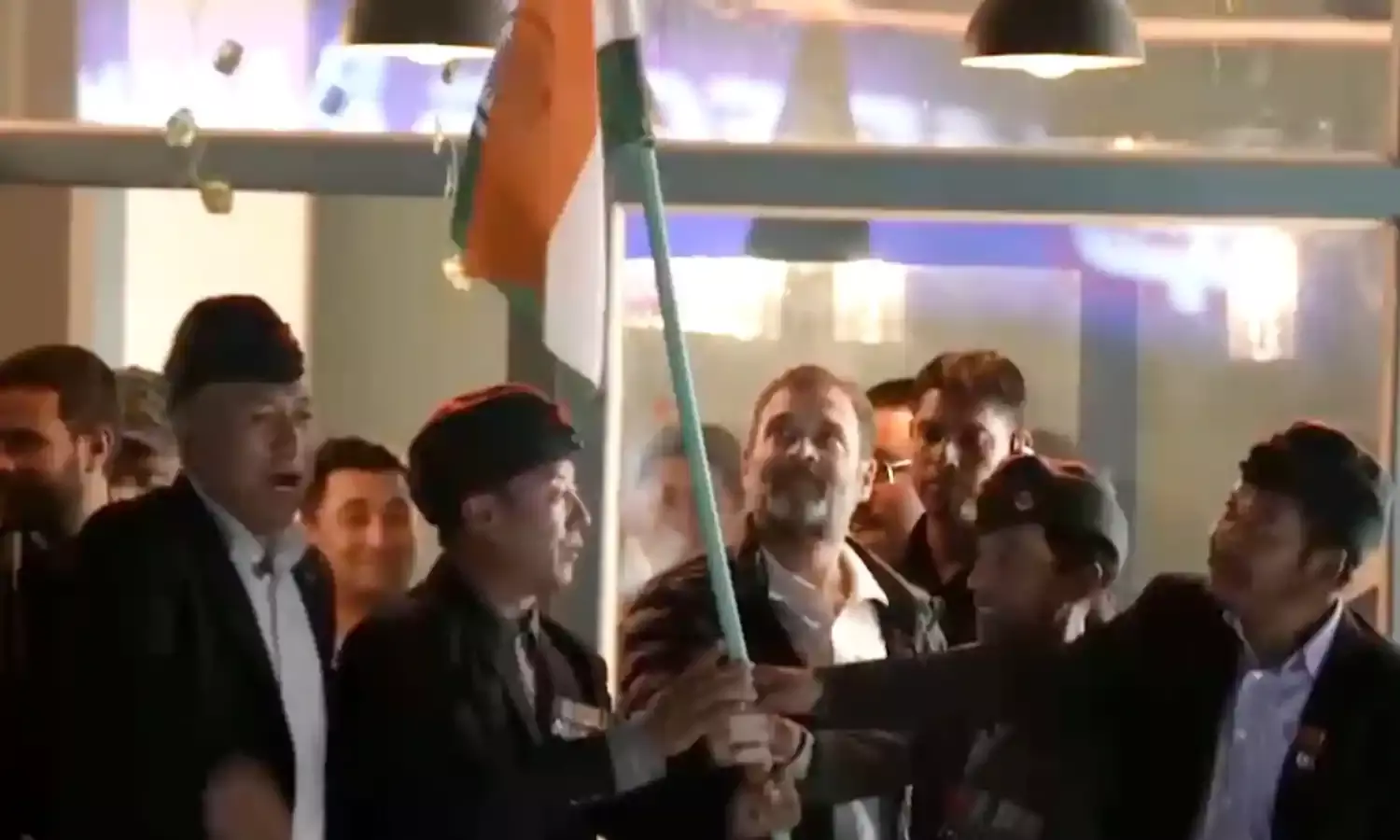 राहुल गांधी ने वरिष्‍ठ सैनिकों के साथ लेह बाजार का किया दौरा