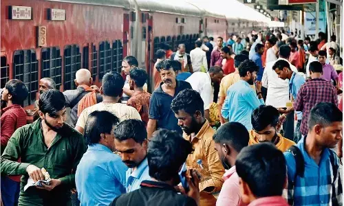 रक्षाबंधन के त्योहार ने बढ़ाई भीड़, कंफर्म टिकट मिलना आसान नहीं रक्षाबंधन के त्योहार ने बढ़ाई भीड़, कंफर्म टिकट मिलना आसान नहीं