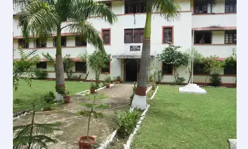 कॉलेज में दाखिले के बाद पता चला छात्रावास में रहने ही नहीं मिलेगा