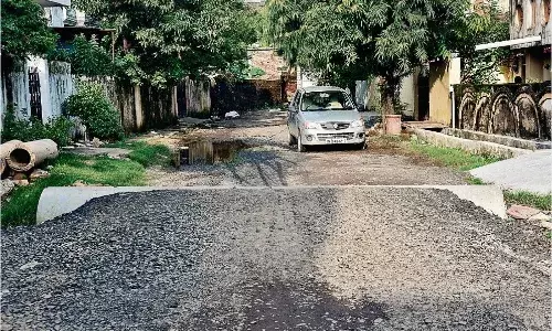 चार माह पहले खोदी सड़क फिर बंद कर दिया गया काम