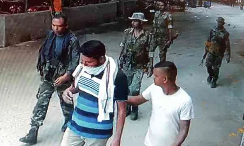 विस्थापितों की मांगों को लेकर डैम में कूदने जा रहा था युवक, पुलिस ने किया गिरफ्तार