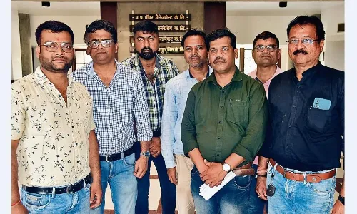 बार-बार ट्रिपिंग से परेशान हैं रिछाई और अधारताल के उद्यमी, एमडी से मिले लोग