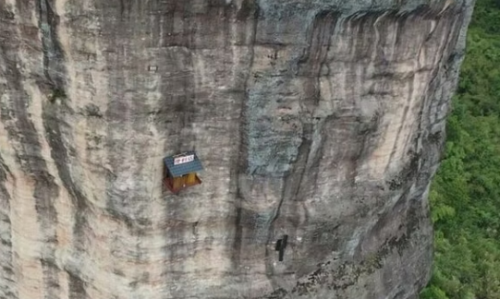 विशाल चट्टान के बीच झूलती ये दुकान है बेहद खतरनाक, जहां एडवेंचर करने 393 फीट ऊंची दुकान पर जाते हैं लोग, जिसके बारे जानकर खड़े हो जाएंगे रोंगटे